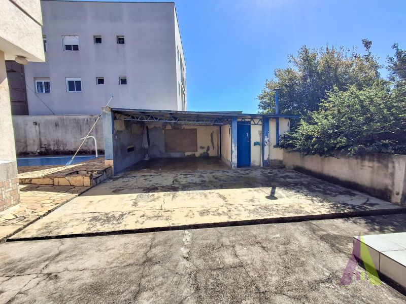 Imóvel com 2 casas, 1 depósito, piscina e quintal gigantesco na região central de São Roque!