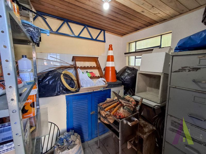 Imóvel com 2 casas, 1 depósito, piscina e quintal gigantesco na região central de São Roque!