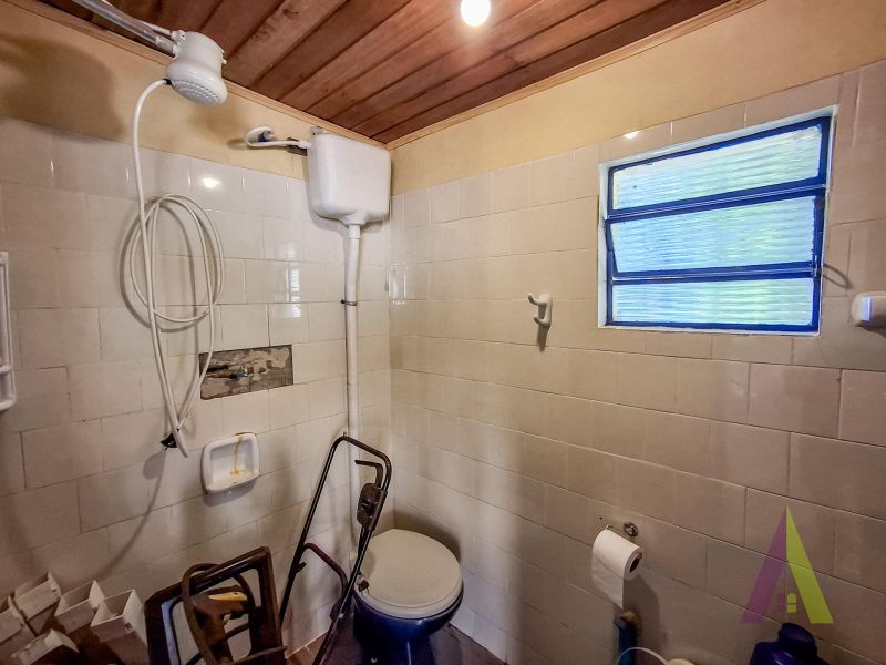 Imóvel com 2 casas, 1 depósito, piscina e quintal gigantesco na região central de São Roque!