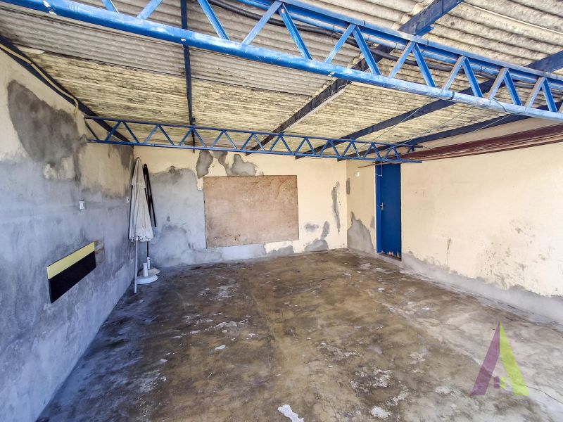 Imóvel com 2 casas, 1 depósito, piscina e quintal gigantesco na região central de São Roque!