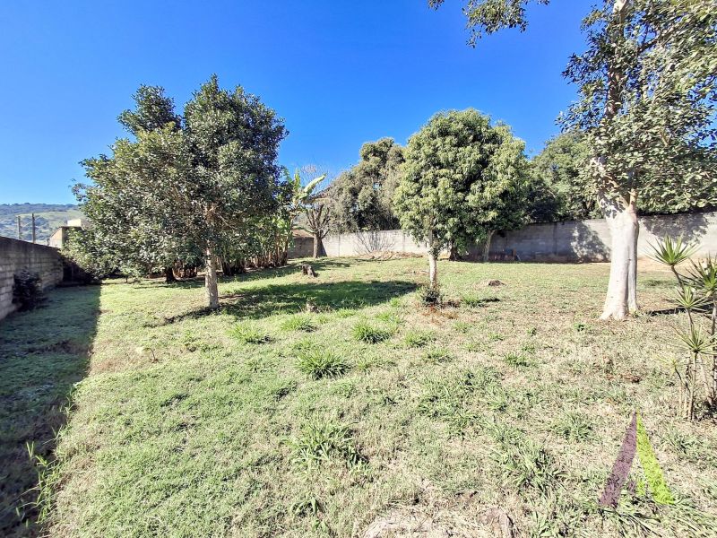 Imóvel com 2 casas, 1 depósito, piscina e quintal gigantesco na região central de São Roque!