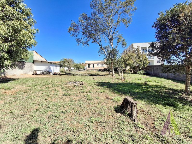 Imóvel com 2 casas, 1 depósito, piscina e quintal gigantesco na região central de São Roque!