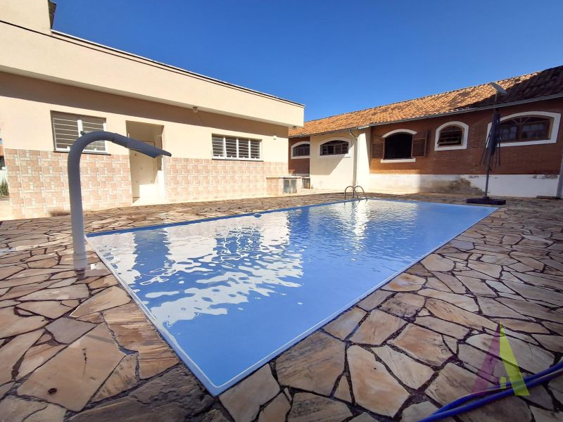 Imóvel com 2 casas, 1 depósito, piscina e quintal gigantesco na região central de São Roque!