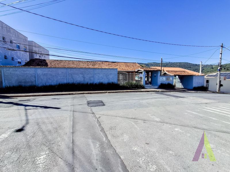 Casa térrea na região central de São Roque!