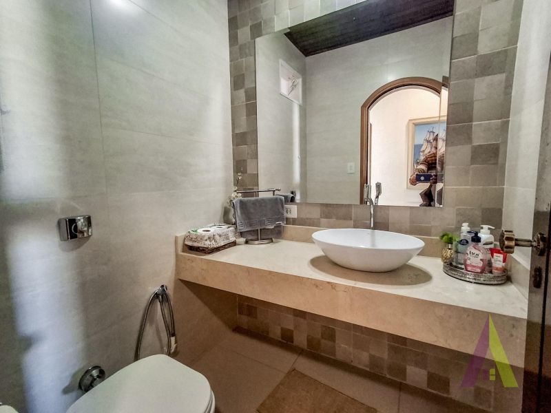 Casa térrea na região central de São Roque!