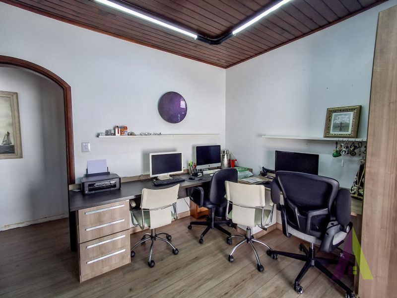 Casa térrea na região central de São Roque!