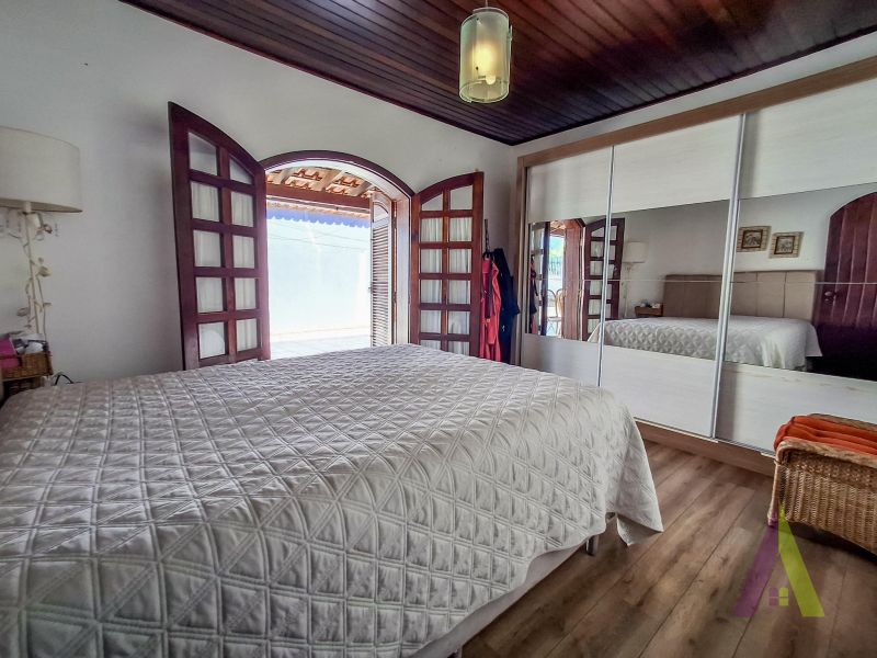 Casa térrea na região central de São Roque!