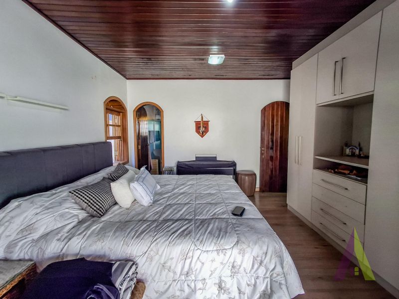 Casa térrea na região central de São Roque!