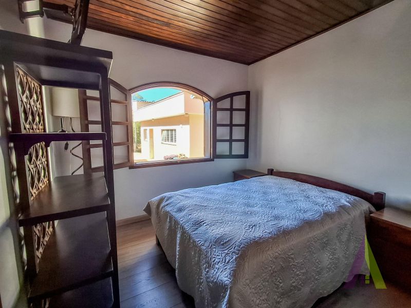 Casa térrea na região central de São Roque!