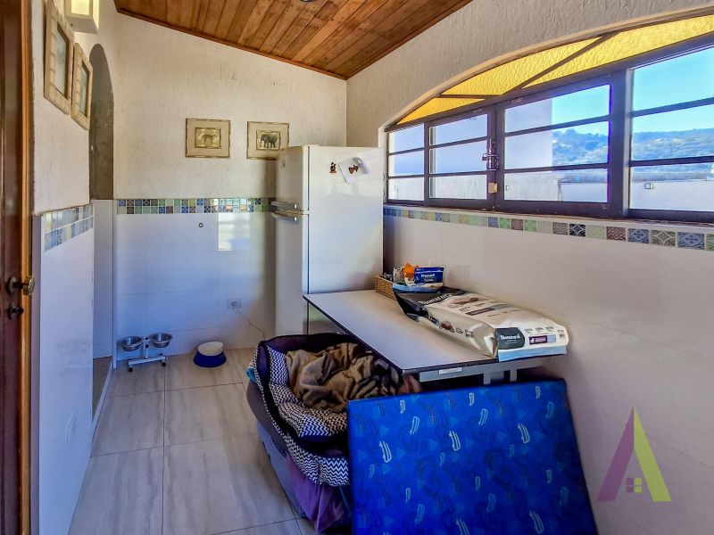 Casa térrea na região central de São Roque!