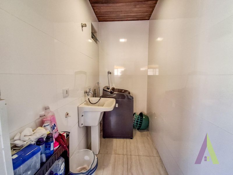 Casa térrea na região central de São Roque!