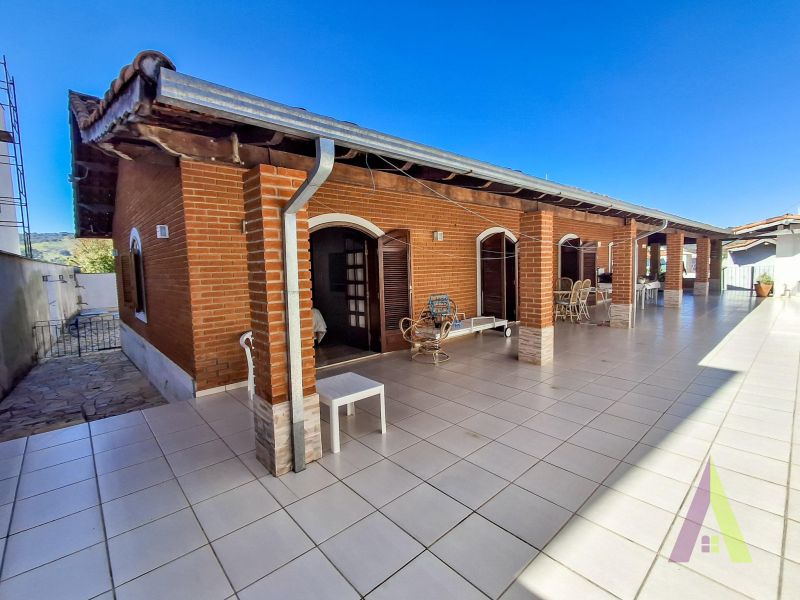 Casa térrea na região central de São Roque!