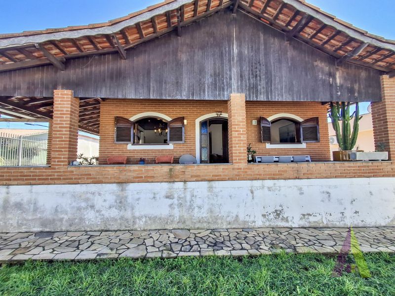 Casa térrea na região central de São Roque!