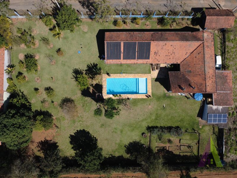 Chácara em condomínio com piscina aquecida e geração de energia em São Roque!
