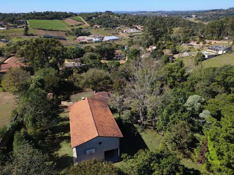 Chácara com lareira e varanda em São Roque!