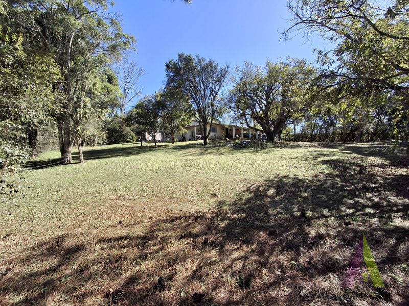 Chácara com casa térrea e amplo jardim em São Roque!