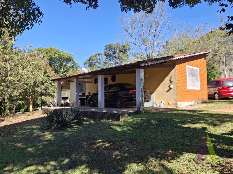 Chácara com casa térrea e amplo jardim em São Roque!