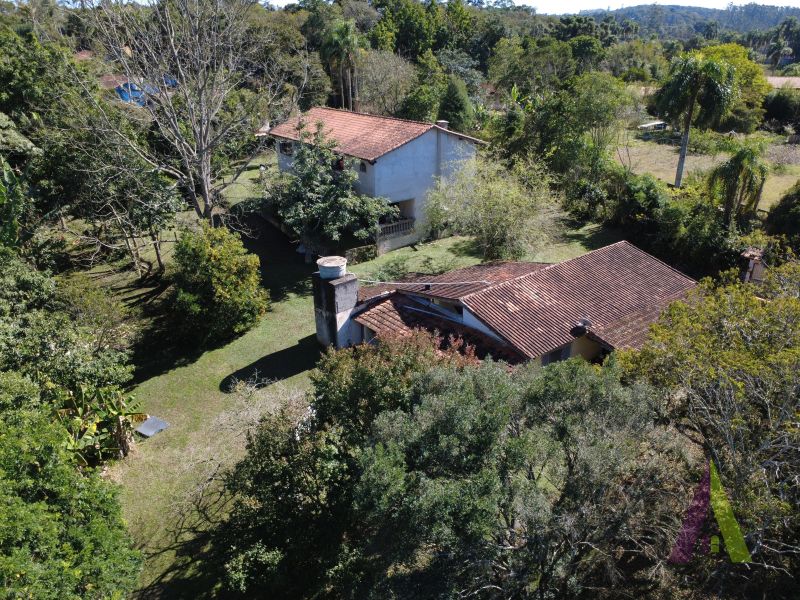 Chácara com casa térrea e amplo jardim em São Roque!