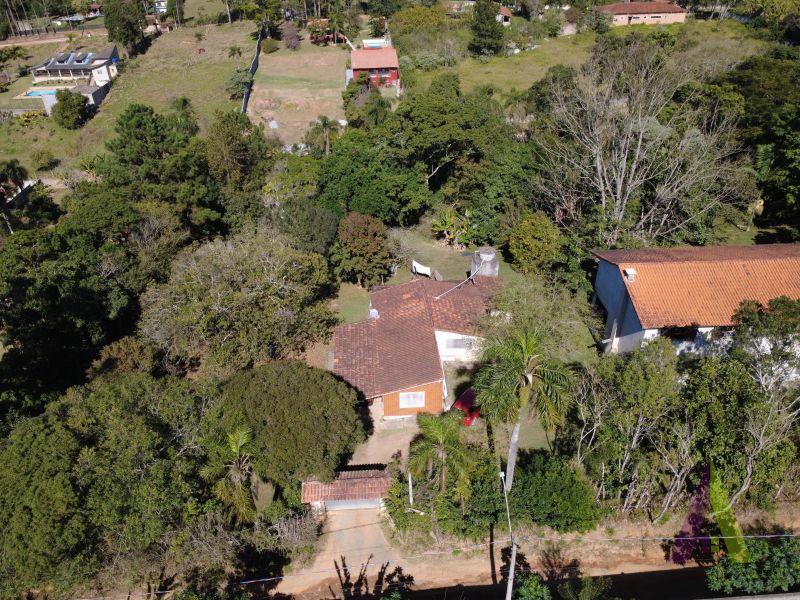 Chácara com casa térrea e amplo jardim em São Roque!