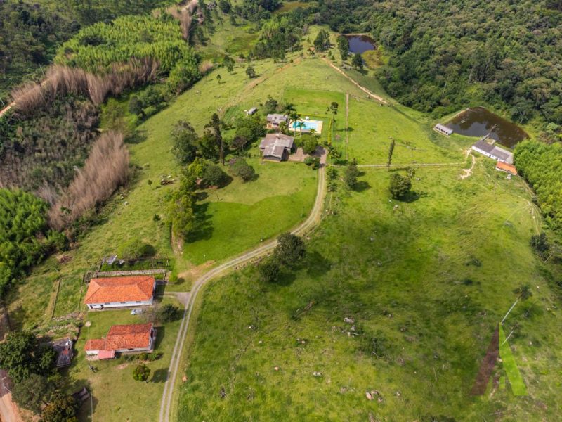 Chácara em Sorocamirim (Canguera), SÃO ROQUE - Sitio com 2 lagos, 4 baias, mina d'água e um galpão grande próximo do Roteiro do Vinho de São Roque!