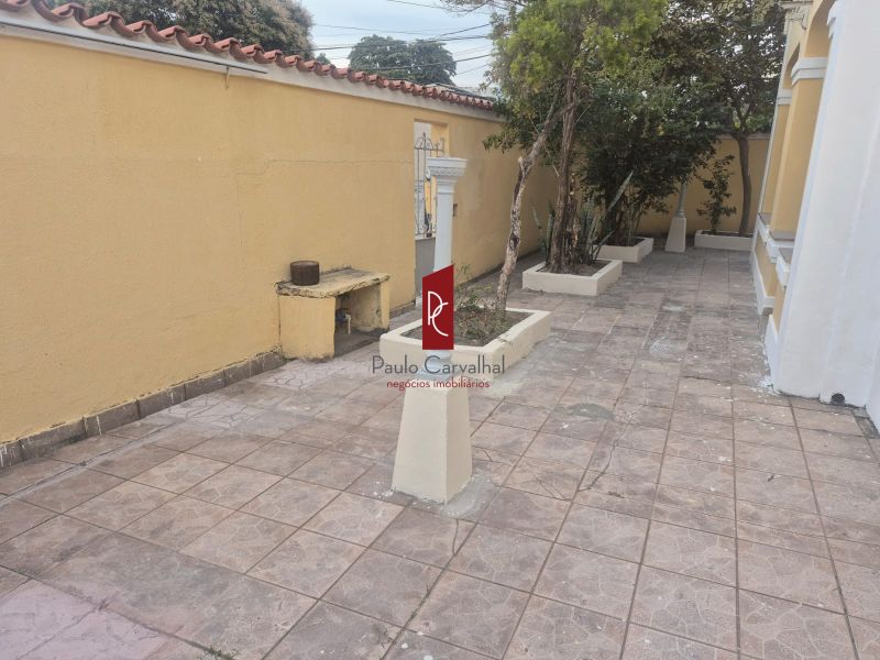 Casa EspaÃ§osa de Esquina com Excelente LocalizaÃ§Ã£o!