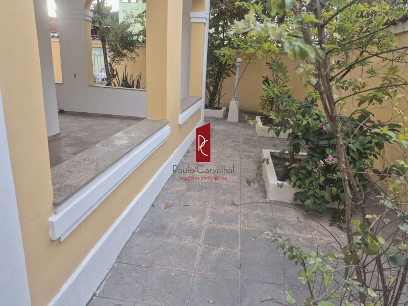 Casa EspaÃ§osa de Esquina com Excelente LocalizaÃ§Ã£o!