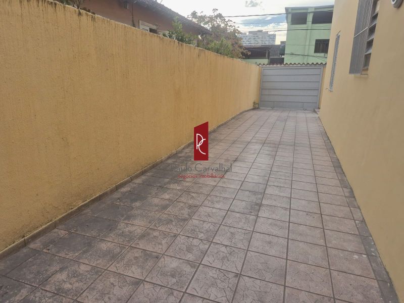 Casa EspaÃ§osa de Esquina com Excelente LocalizaÃ§Ã£o!