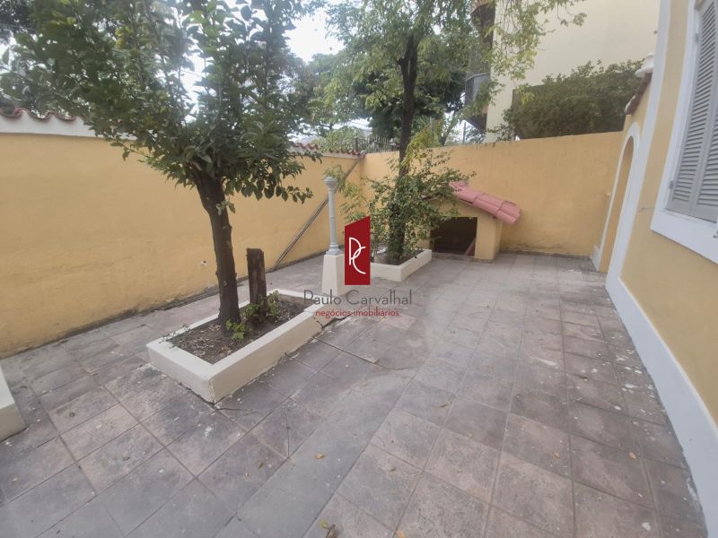 Casa EspaÃ§osa de Esquina com Excelente LocalizaÃ§Ã£o!