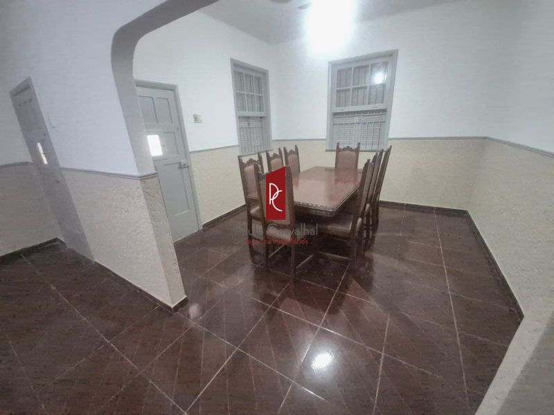 Casa EspaÃ§osa de Esquina com Excelente LocalizaÃ§Ã£o!