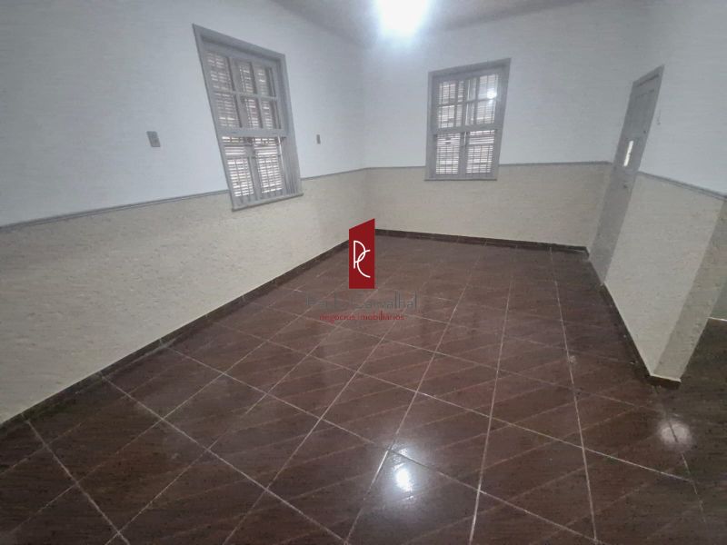 Casa EspaÃ§osa de Esquina com Excelente LocalizaÃ§Ã£o!