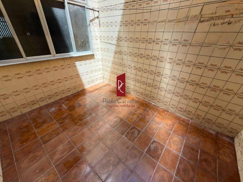 Aluga-se Apartamento 2 Quartos - Primeiro Andar -Excelente Localização!