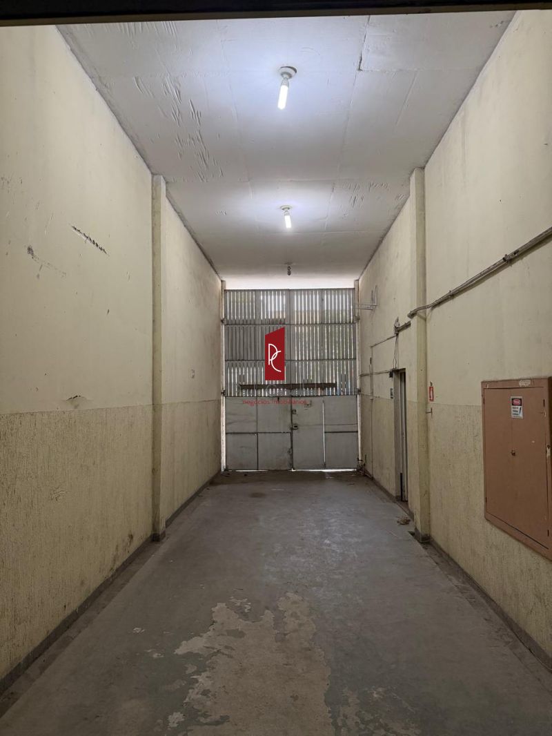 Excelente Galpão, colado com a  Av. Brasil