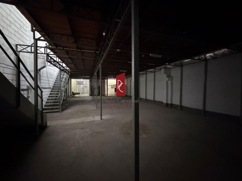 Excelente Galpão, colado com a  Av. Brasil