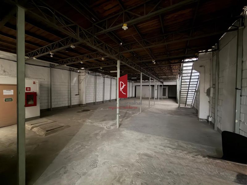 Excelente Galpão, colado com a  Av. Brasil