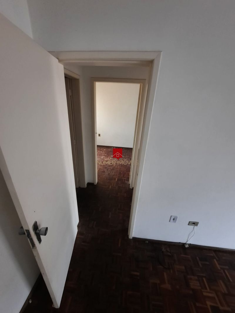 APARTAMENTO CENTRAL COM GARAGEM COBERTA