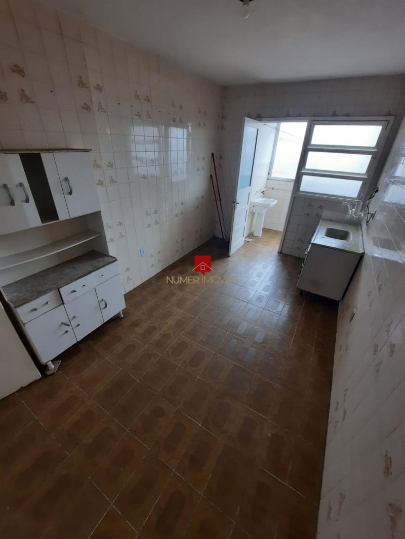 APARTAMENTO CENTRAL COM GARAGEM COBERTA