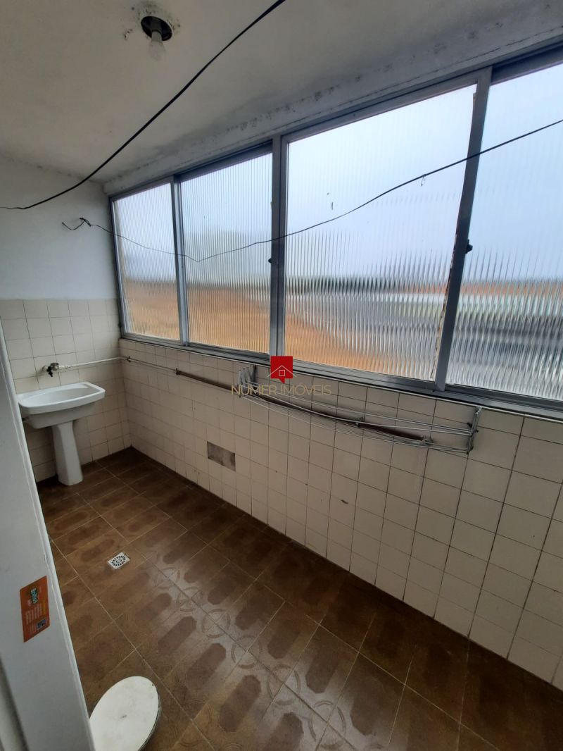 APARTAMENTO CENTRAL COM GARAGEM COBERTA