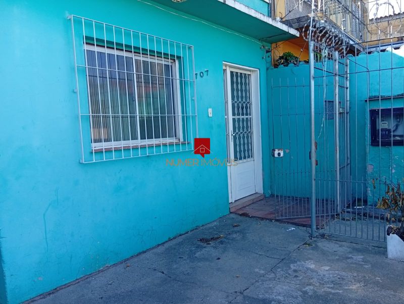 CASA COM ESTACIONAMENTO PRÓXIMO A ESCOLA TIRADENTES