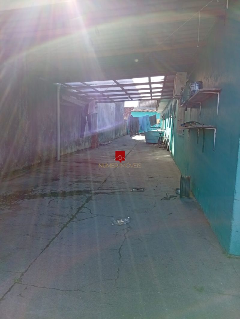 CASA COM ESTACIONAMENTO PRÓXIMO A ESCOLA TIRADENTES