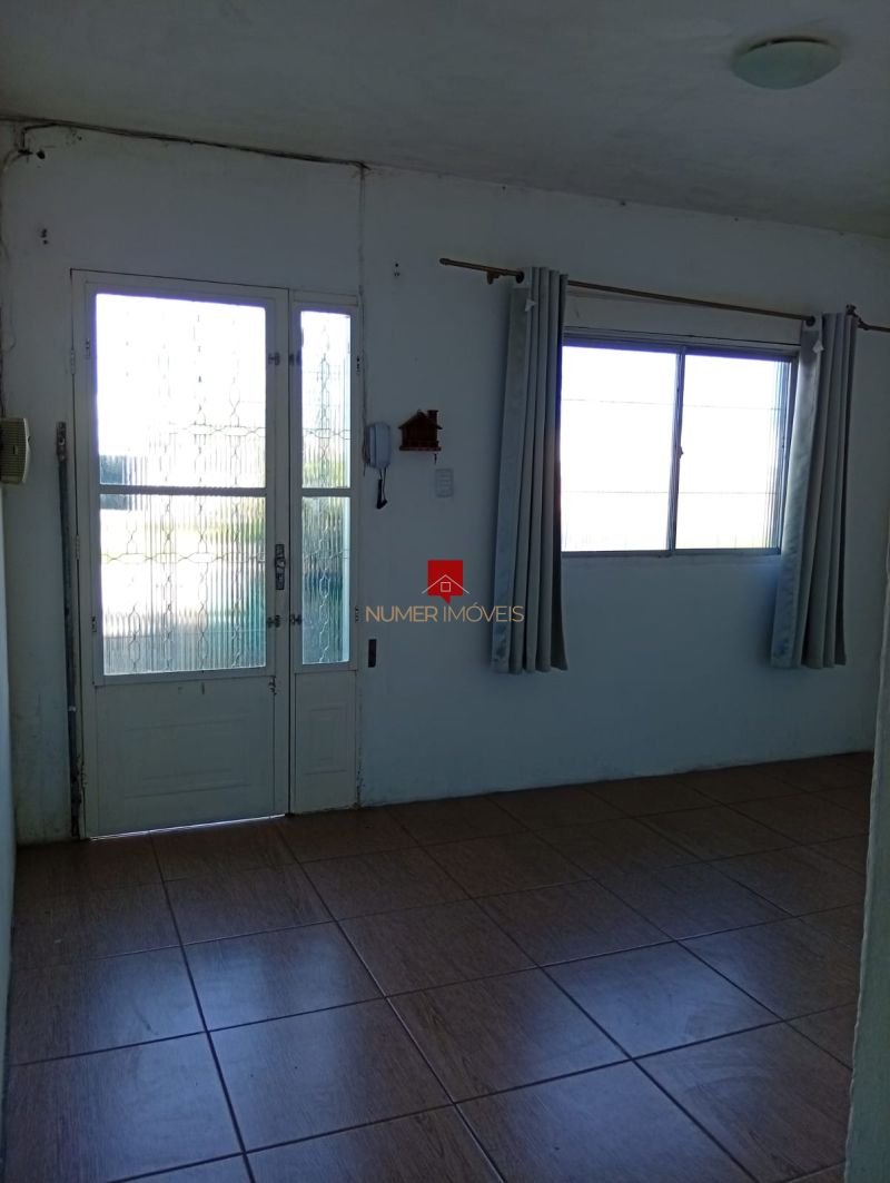 CASA COM ESTACIONAMENTO PRÓXIMO A ESCOLA TIRADENTES