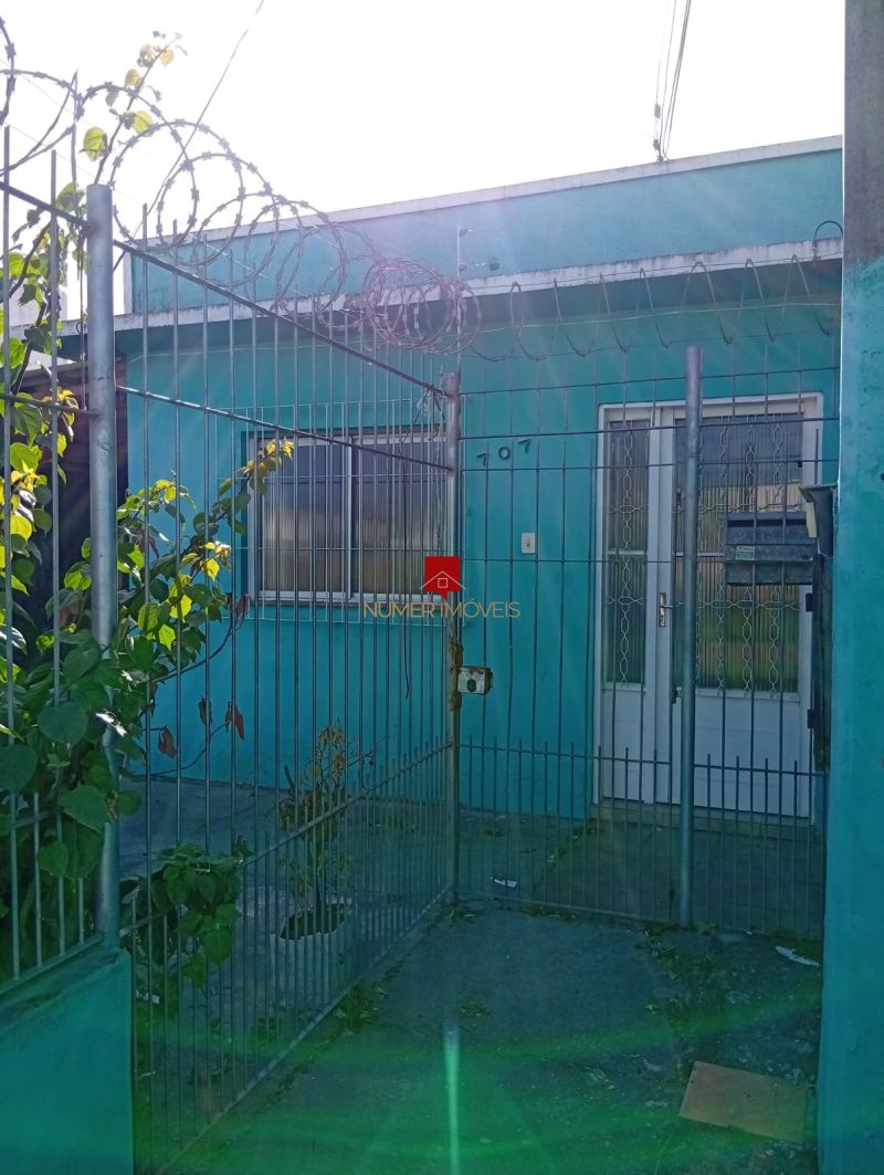 CASA COM ESTACIONAMENTO PRÓXIMO A ESCOLA TIRADENTES