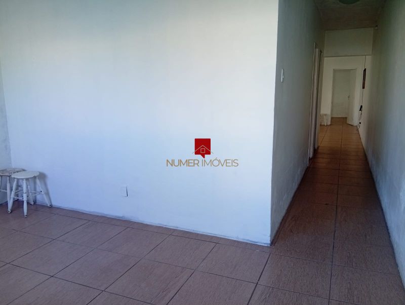 CASA COM ESTACIONAMENTO PRÓXIMO A ESCOLA TIRADENTES