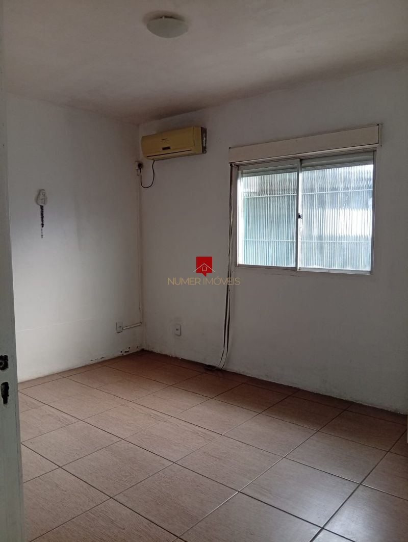 CASA COM ESTACIONAMENTO PRÓXIMO A ESCOLA TIRADENTES