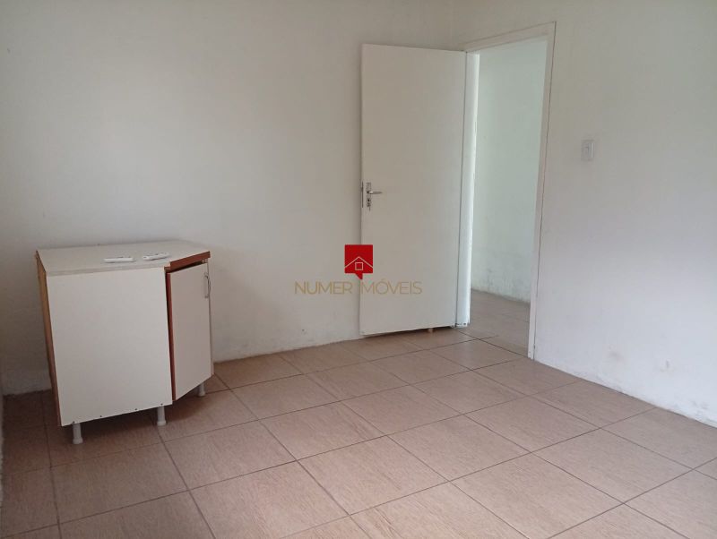 CASA COM ESTACIONAMENTO PRÓXIMO A ESCOLA TIRADENTES