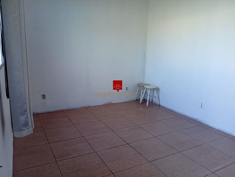 CASA COM ESTACIONAMENTO PRÓXIMO A ESCOLA TIRADENTES