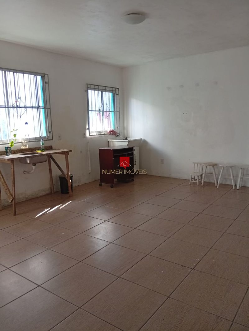 CASA COM ESTACIONAMENTO PRÓXIMO A ESCOLA TIRADENTES