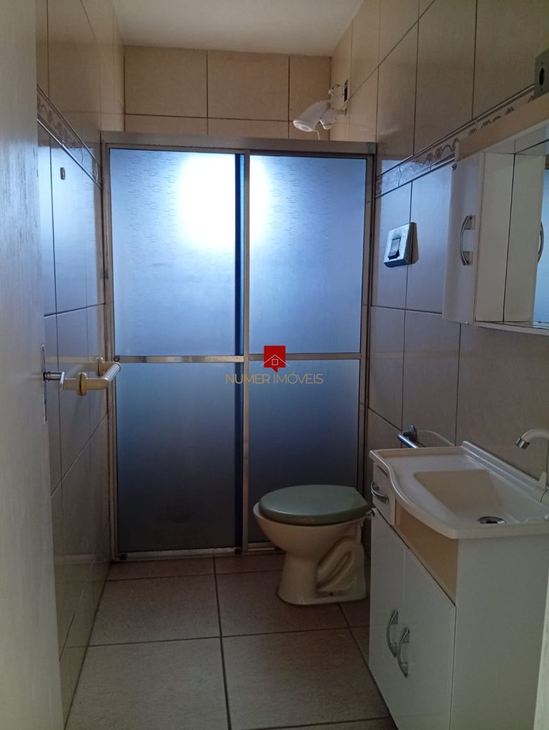 CASA COM ESTACIONAMENTO PRÓXIMO A ESCOLA TIRADENTES