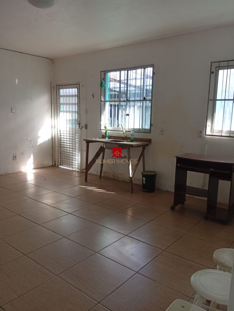 CASA COM ESTACIONAMENTO PRÓXIMO A ESCOLA TIRADENTES