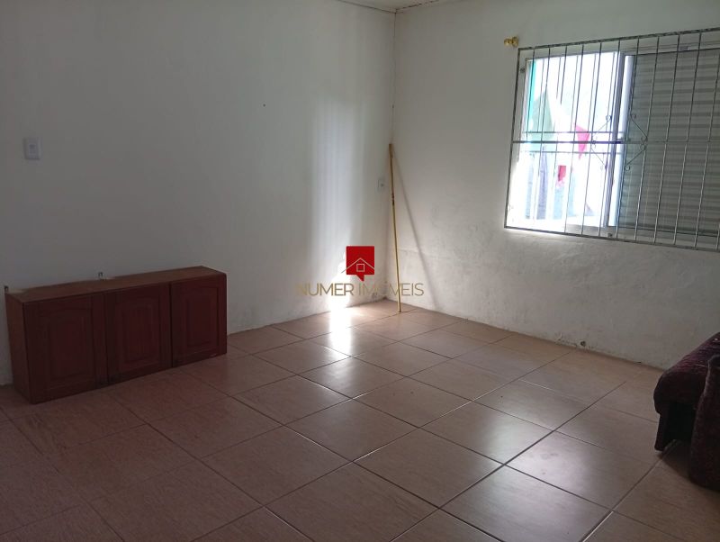 CASA COM ESTACIONAMENTO PRÓXIMO A ESCOLA TIRADENTES