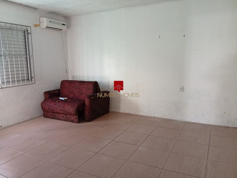 CASA COM ESTACIONAMENTO PRÓXIMO A ESCOLA TIRADENTES